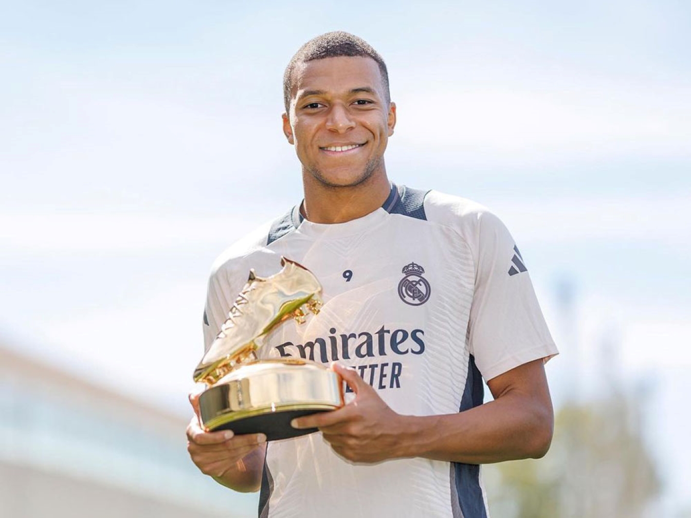 Kylian Mbappe Raih Sepatu