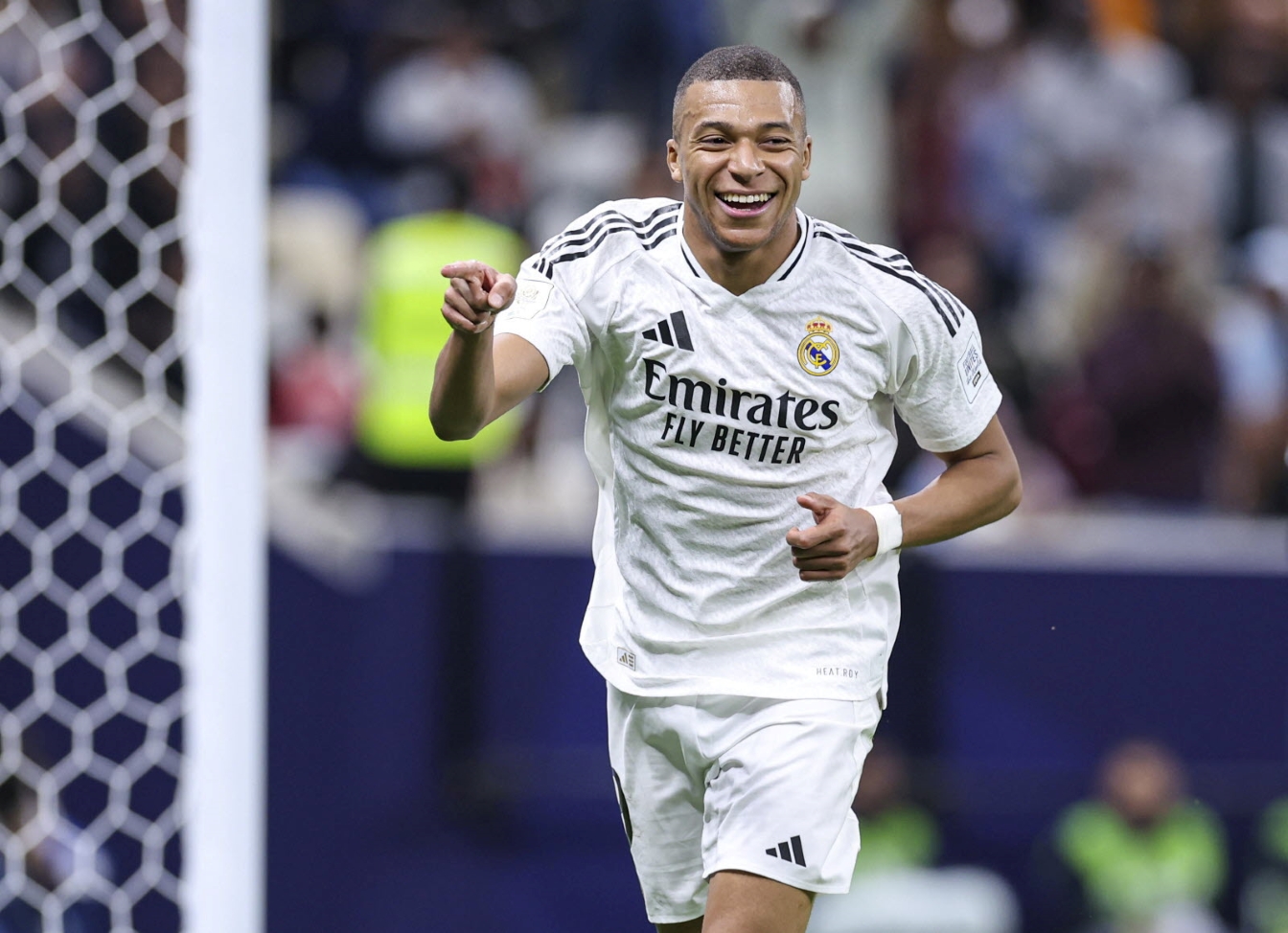 Kylian Mbappe Raih Sepatu