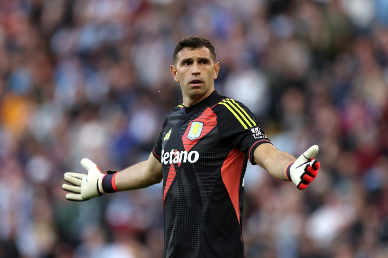 Manchester United Mulai Negoisasi Emiliano Martinez
